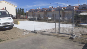 Cantiere edile con fondazione, furgone e case. Impresa edile Rimini e Forlì.