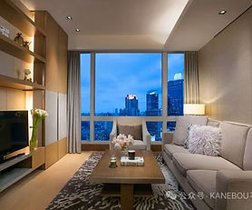 【静安嘉里公寓 1LDK 76㎡】静安駅前の高級サ ービスアパートメント、大きな窓に広がる特等席。夜景とくつろぐ満足なリビング空間。