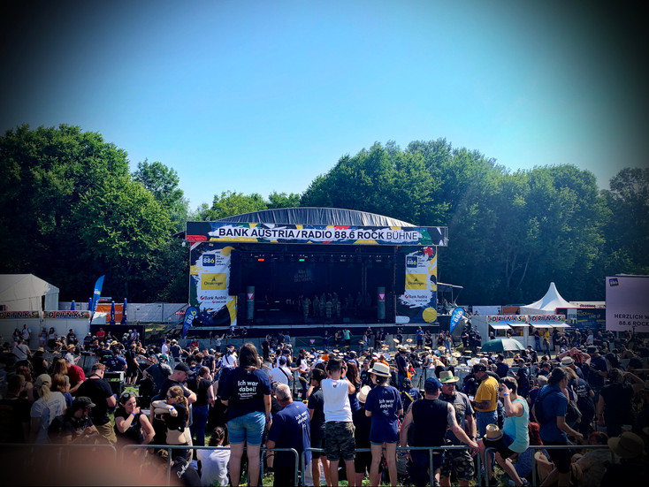 Übersichtsbild aller Teilnehmer mit Blick auf die Radio 88.6 Bühne