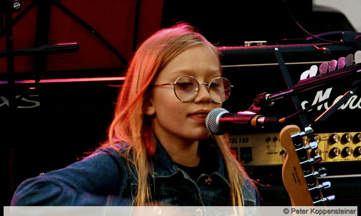 Amy auf der Bühne des "Rock the Oak" in Hoheneich