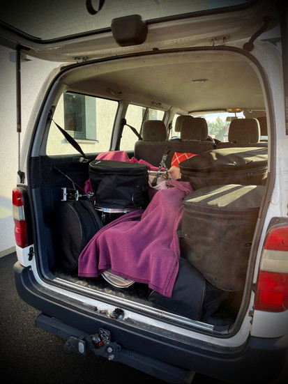 Der voll geladene, ausgeliehene Kleinbus, beladen mit 2 Schlagzeug-Sets