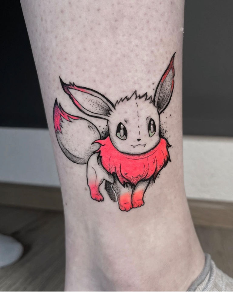 Farbenfrohes Tattoo eines lebendigen Evoli im neotraditional Stil. Das detaillierte Design zeigt das beliebte Pokémon in meiner eigenen Variante mit lebhaften Farben und klaren Linien, die dem Tattoo eine ansprechende Ästhetik verleihen