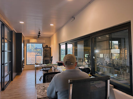 Se encuentra uno de los referentes de JCB Mármoles y granitos