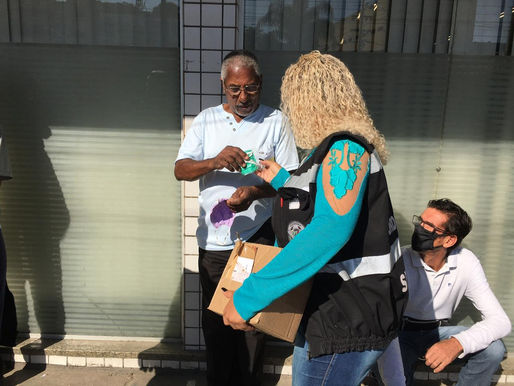 Prefeitura de Queimados distribui máscaras nas filas de bancos e lotéricas