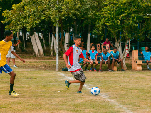 Escolinha de futebol grátis tem sua primeira aula em Mesquita