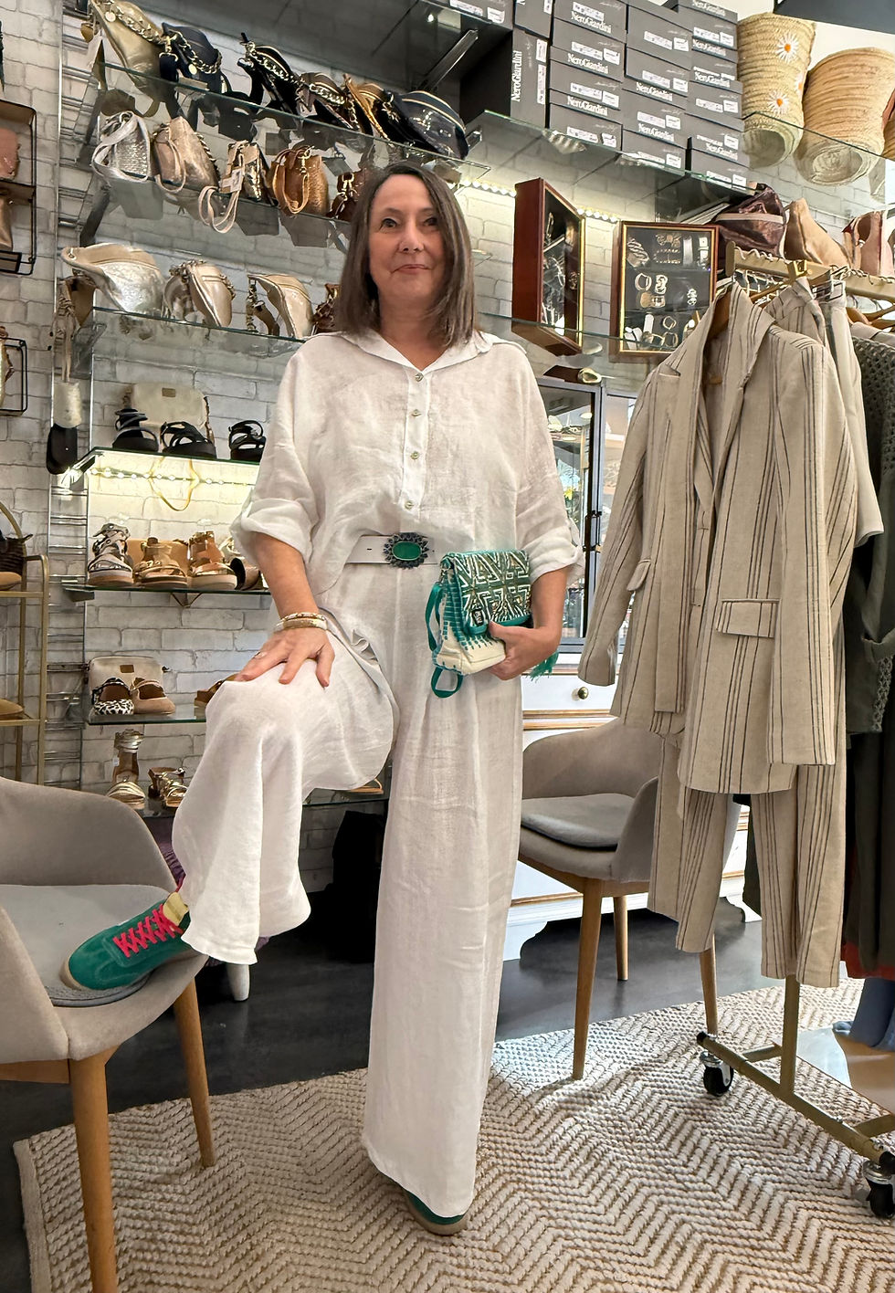 lookdujour_pantalon_chemise_lin_blanc_ceintureinterchangeable_boucledeceinture_yolète_snea