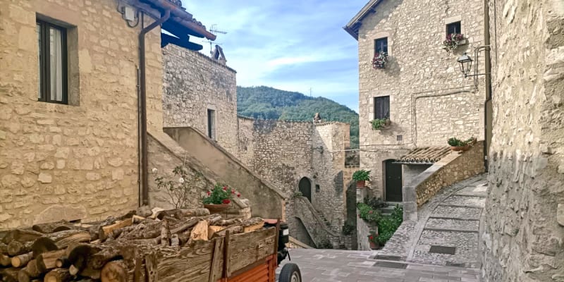 Vivi il Borgo Italiano tra Lavoro e Tradizione