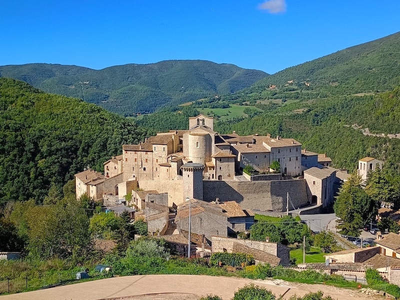 <p>Lavoro e Benessere in un Borgo Medievale</p>
