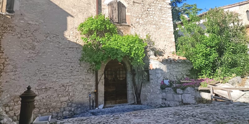 Vivi il lavoro tra borghi storici e natura italiana