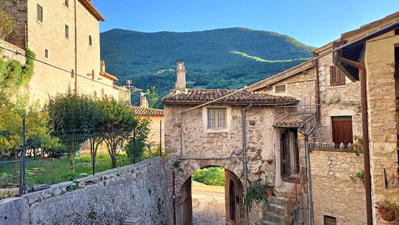 <p>Belonging in a Medieval Village: Tips for Remote Workers</p>