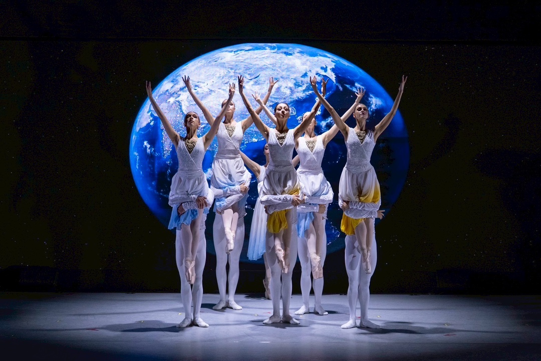 地球を背景に踊るAwaji World Balletのダンサーたち