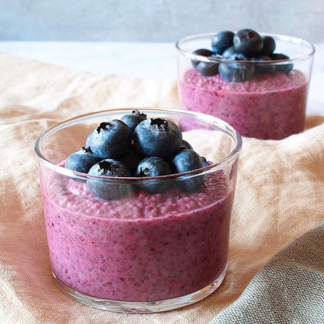 PUDDING VEGANO CON SEMI DI CHIA E FRUTTAGOLOSA FRUTTI DI BOSCO