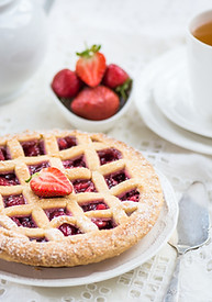 Gusta la Frutta Il Magazine Le2Mele - Crostata con Confettura Extra Fragole.jpeg