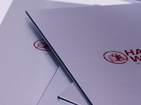 表面にヘアラインが入ったシルバーアルマイトのアルミメニューブックカバーの板が仕上がってきました。