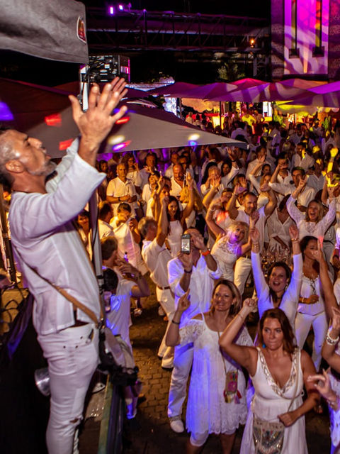 Hands up percussion show