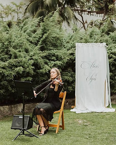 Kailey Shaffer performing live violin at a wedding
