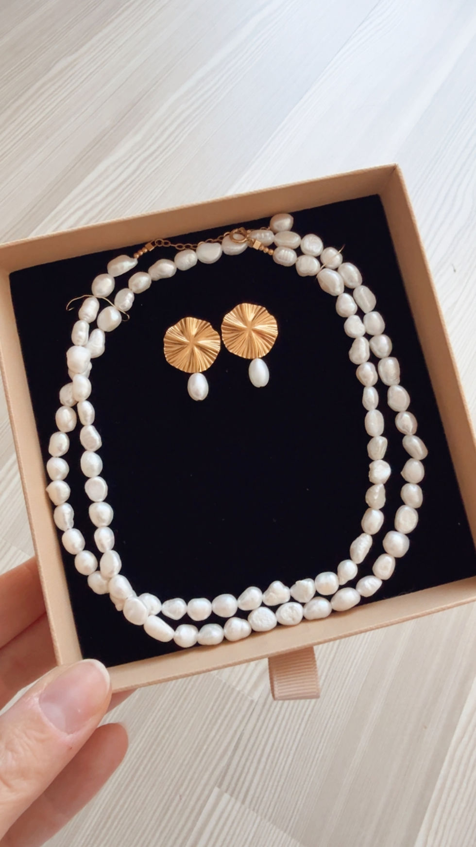 Thumbnail: boucles d'oreilles acier inox doré fleur perles de culture