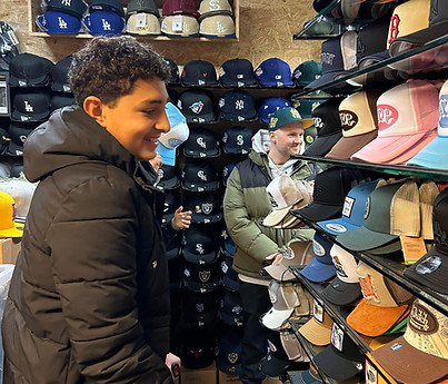 Kigger på kasketter.jpeg