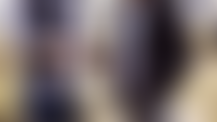 deux hommes discutent autour de la Bible