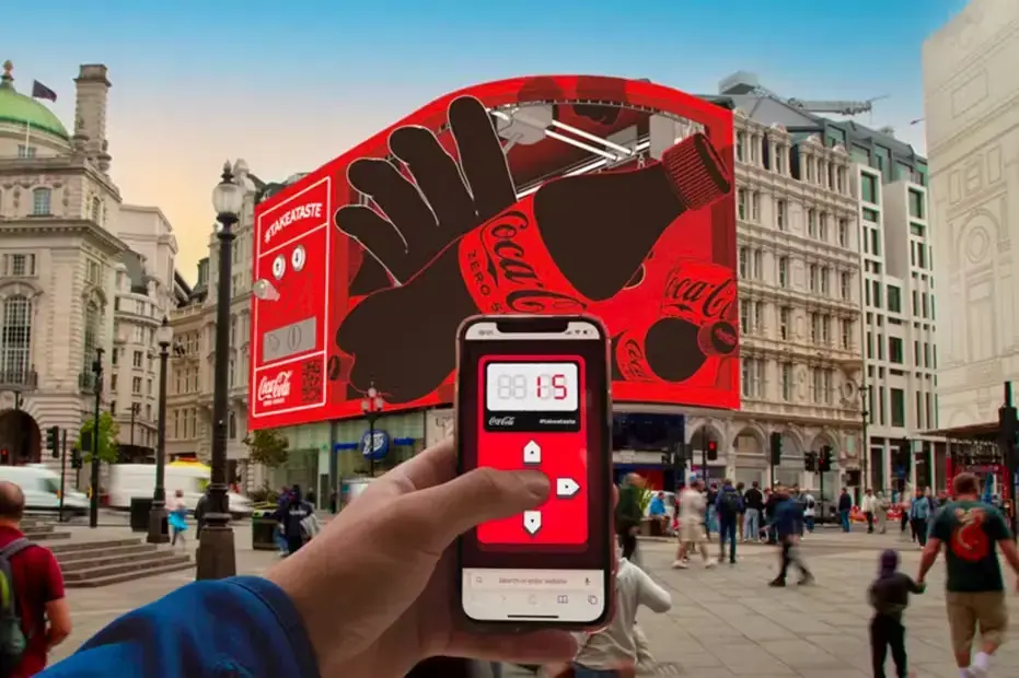 Immagine illustrativa di una campagna di raltà aumentata di Coca Cola tramite un cartellone pubblicitario interattivo
