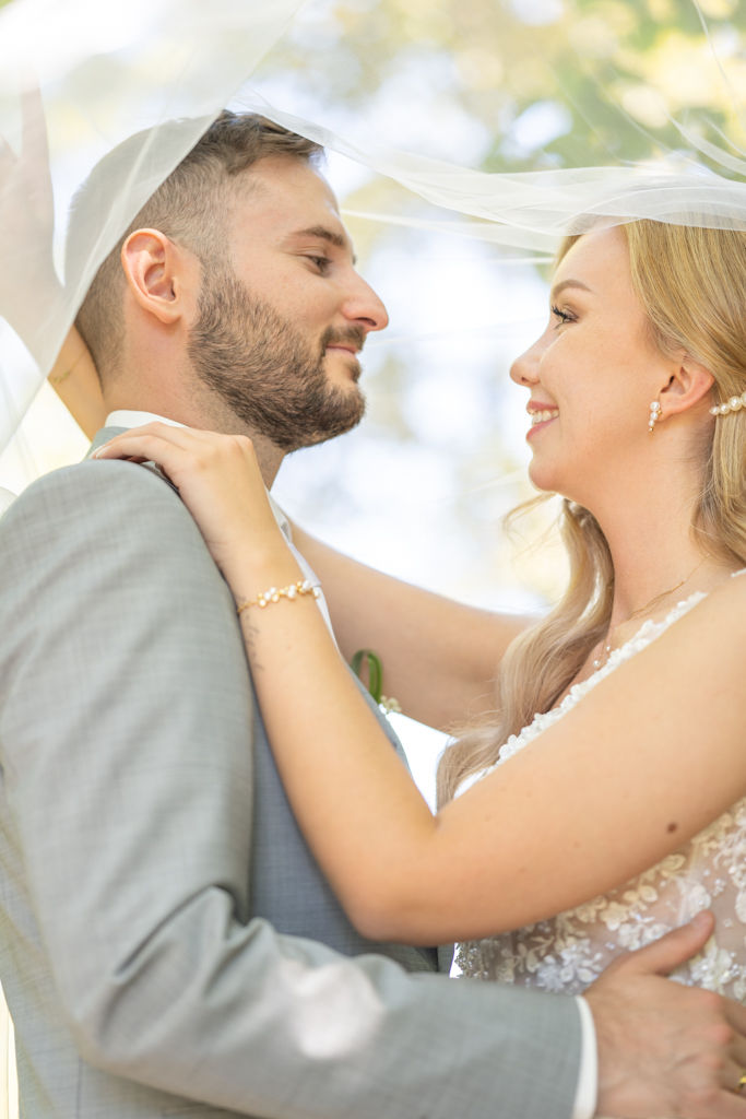 elegantes Brautpaar Fotoshooting in Landshut mit stillvoller Hochzeitsinszenierung und edler Atmosphäre