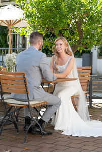 elegantes Brautpaar Fotoshooting in Landshut mit stillvoller Hochzeitsinszenierung und edler Atmosphäre