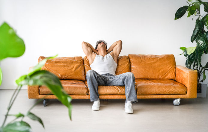 Portrait eine sportlichen, jungen Mannes mit athletischer Ausstrahlung und modernem Lifestyle Look