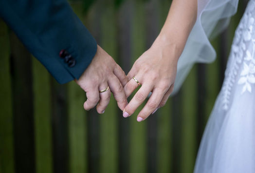 Brautpaarshooting mit eleganter und authentischer Hochzeitsfotografie