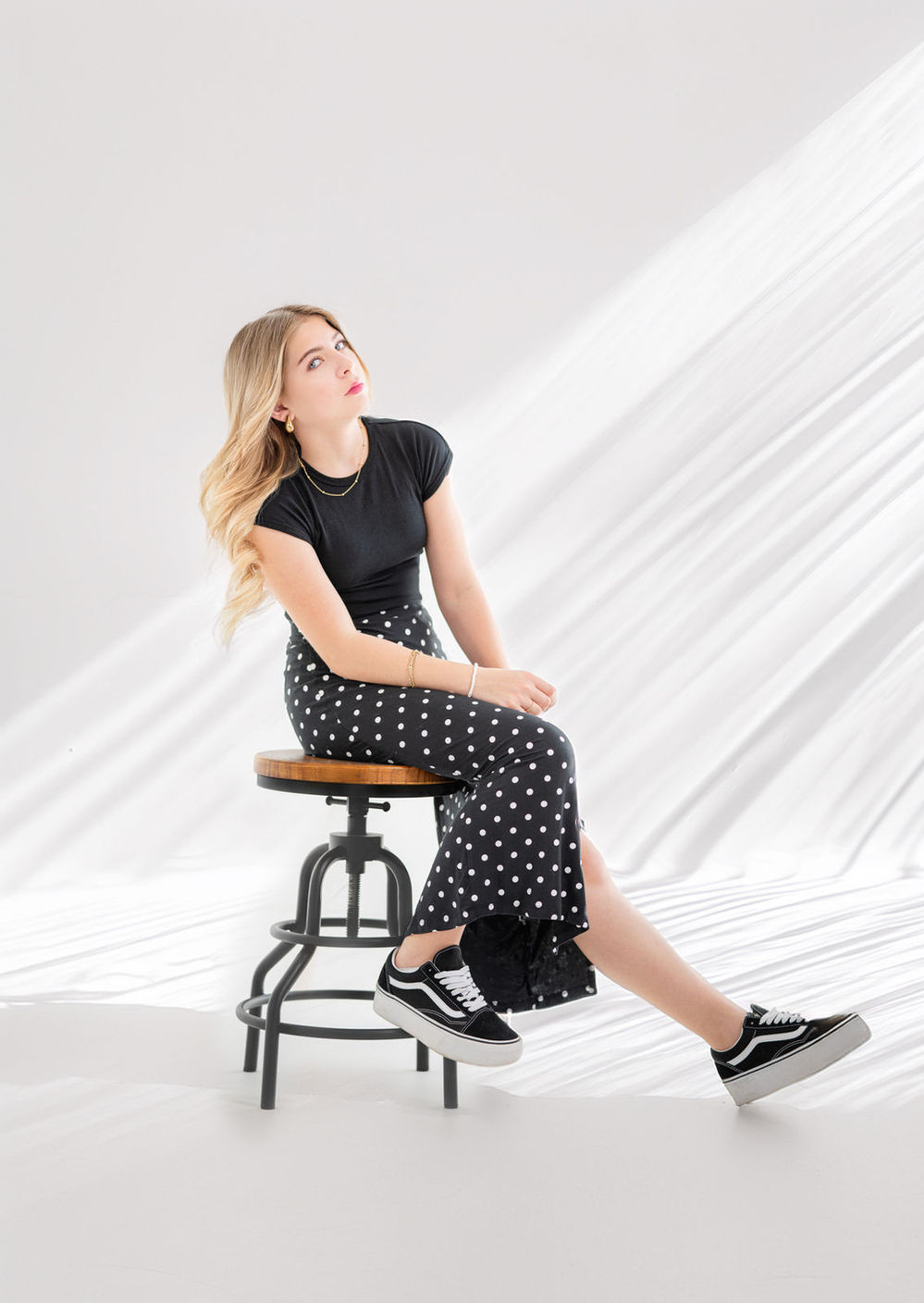 stillvolles Teenager Porträt eines Mädchens mit authentischer und moderner Präsenz