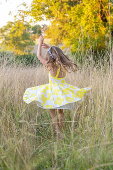 Fotoshooting mit einem Mädchen im Feld bei warmem Sommerlicht