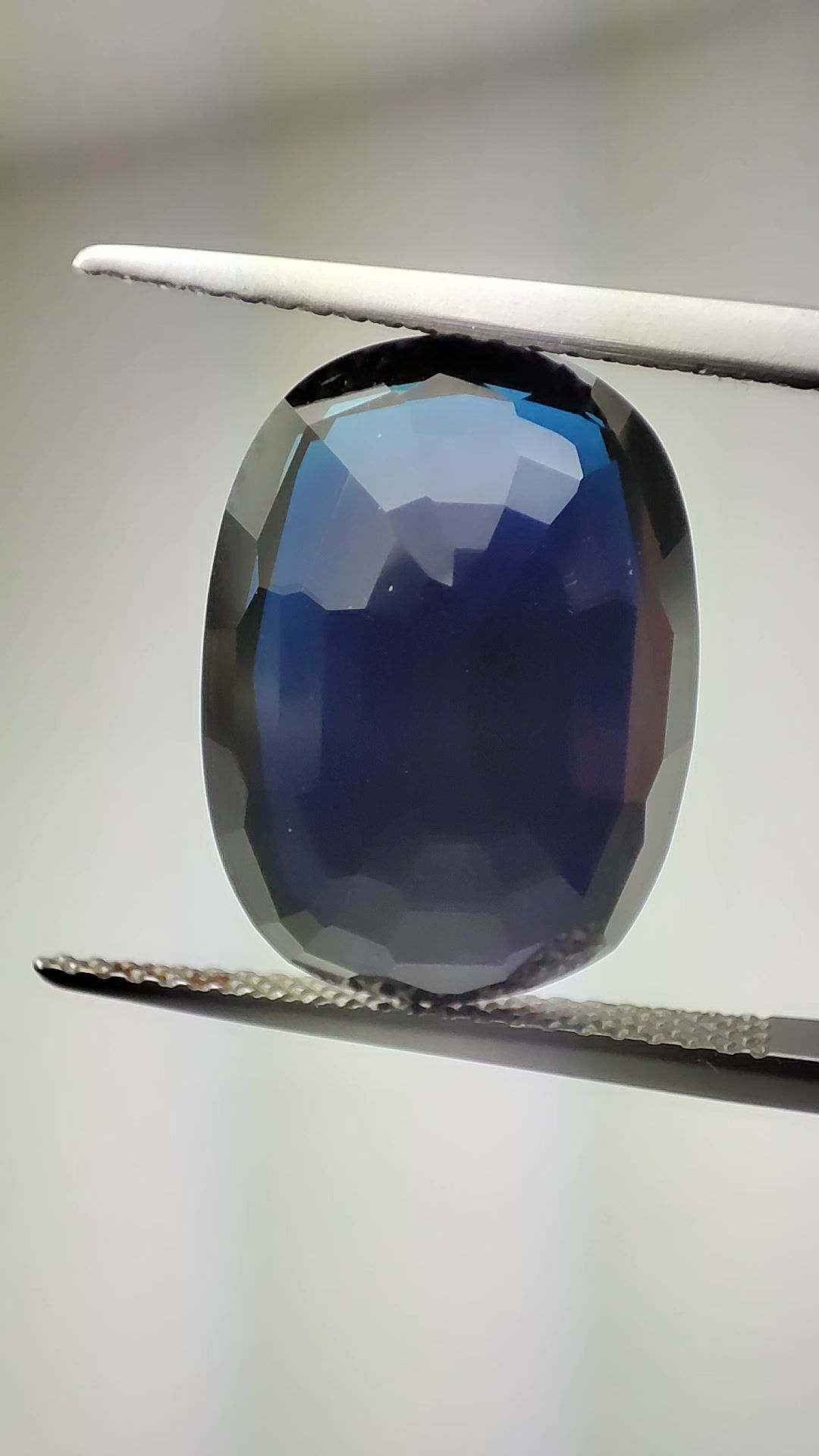אבן ספיר כחול עמוק 9,71 קרט