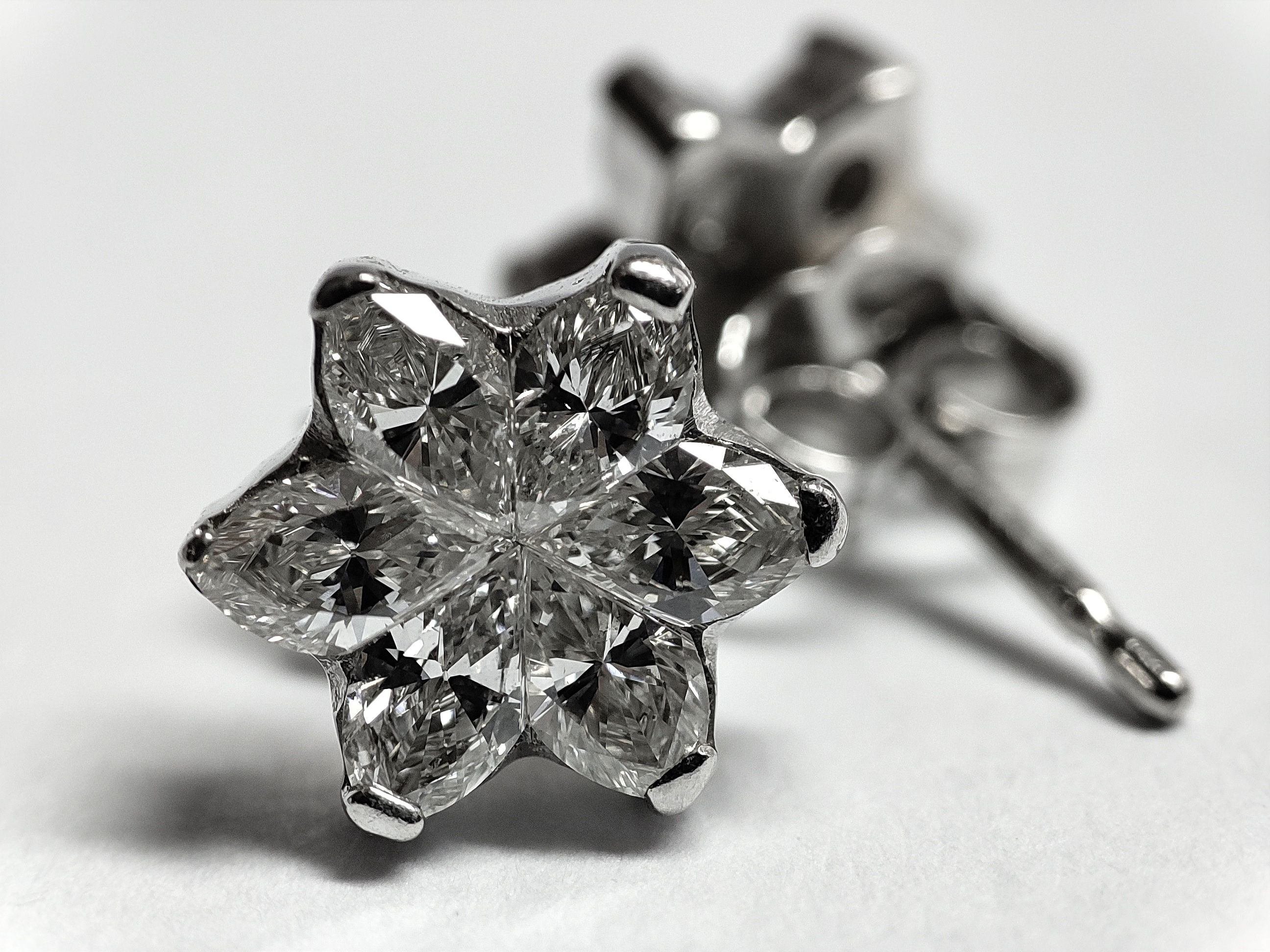    עגילים  פרח צמודים 0.80 קרט