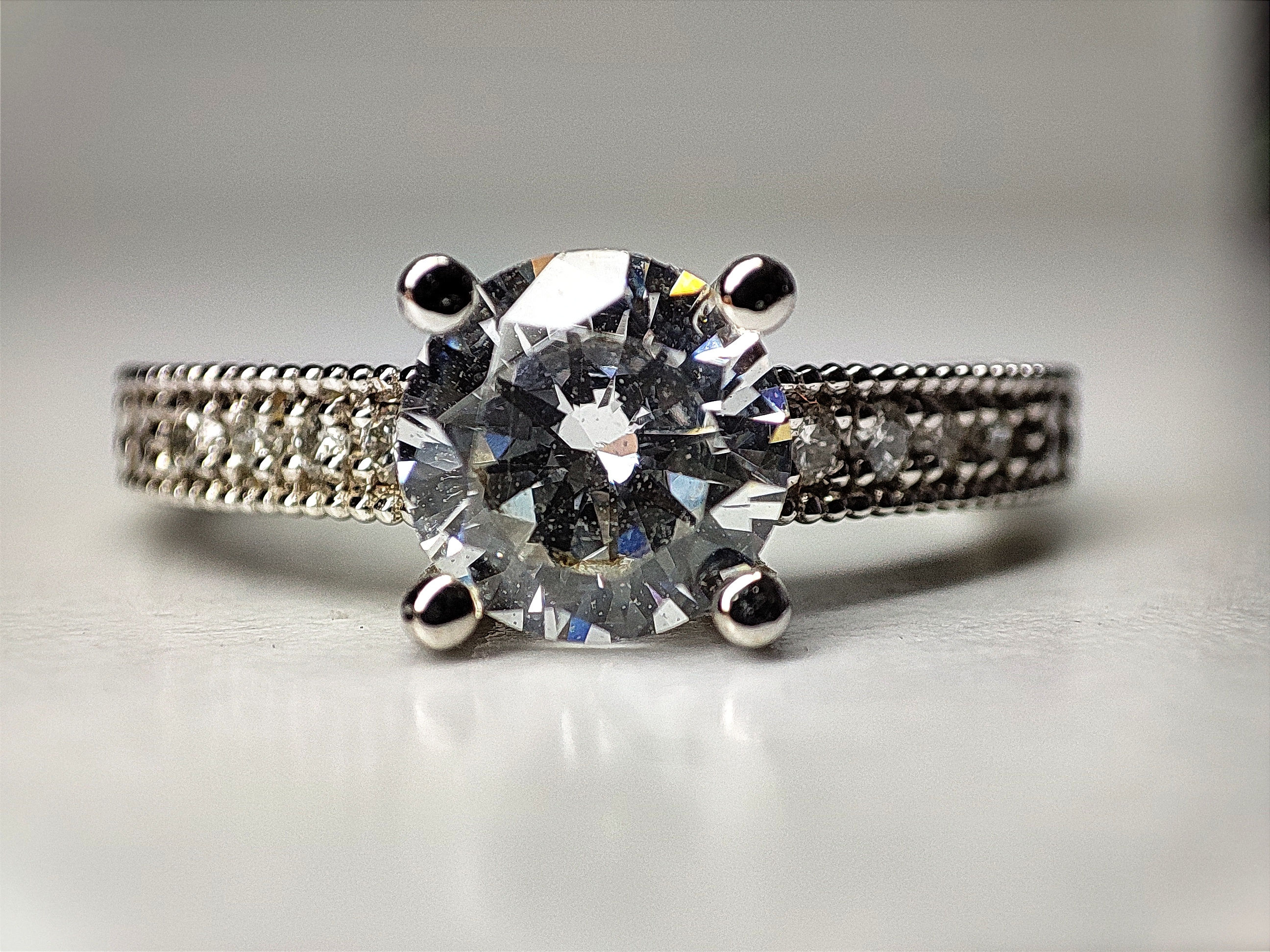 טבעת סוליטר קלאסית  1.00 קרט משובצת בעוד 8 יהלומים