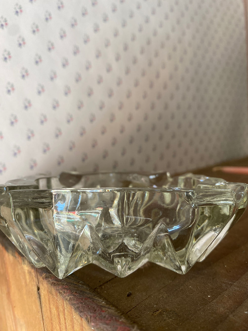 Thumbnail: Cendrier en verre moulé