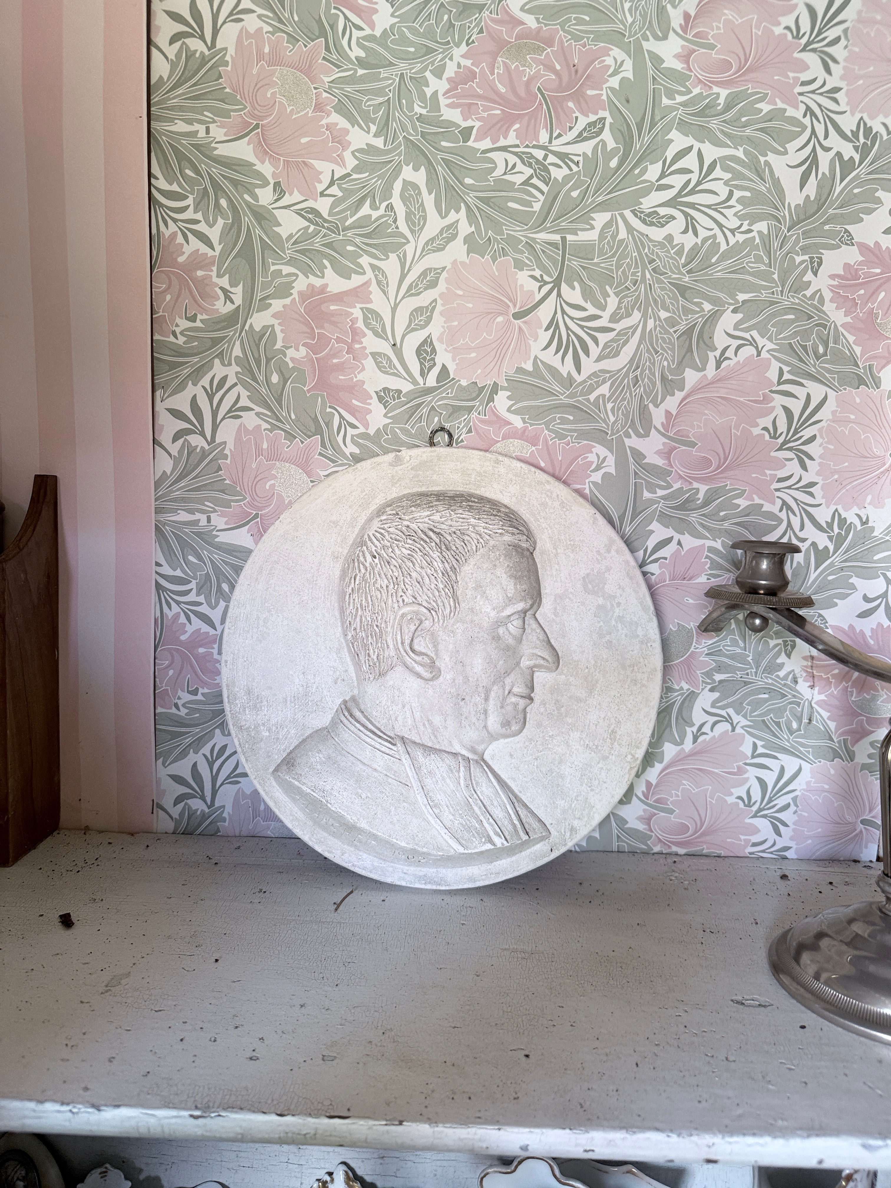 Médaillon mural plâtre