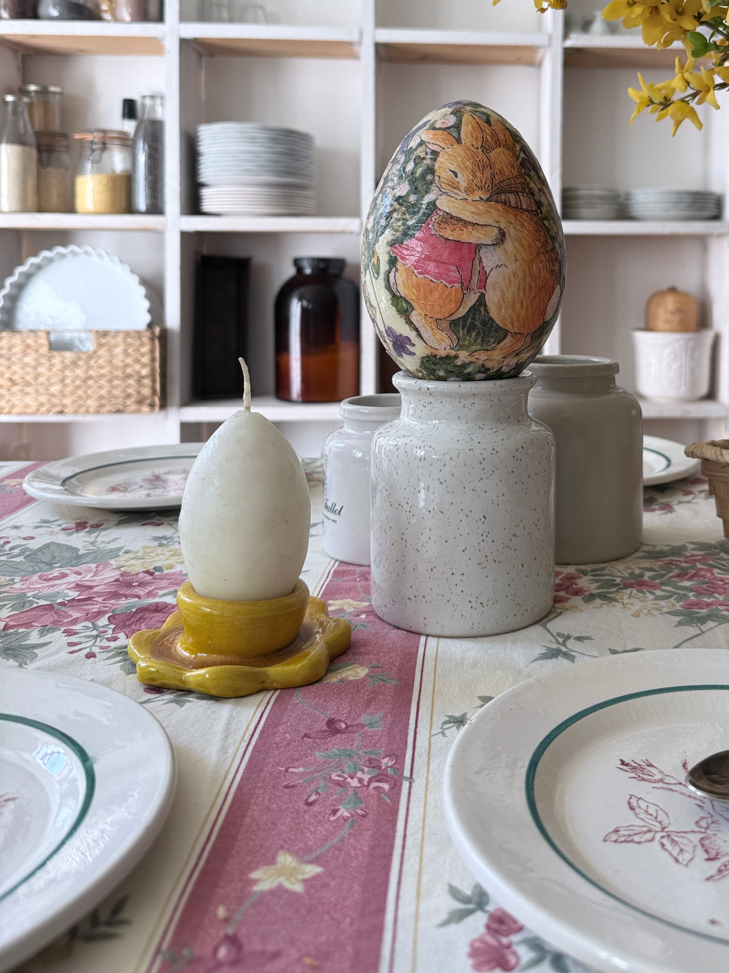 Paire de coquetiers en porcelaine
