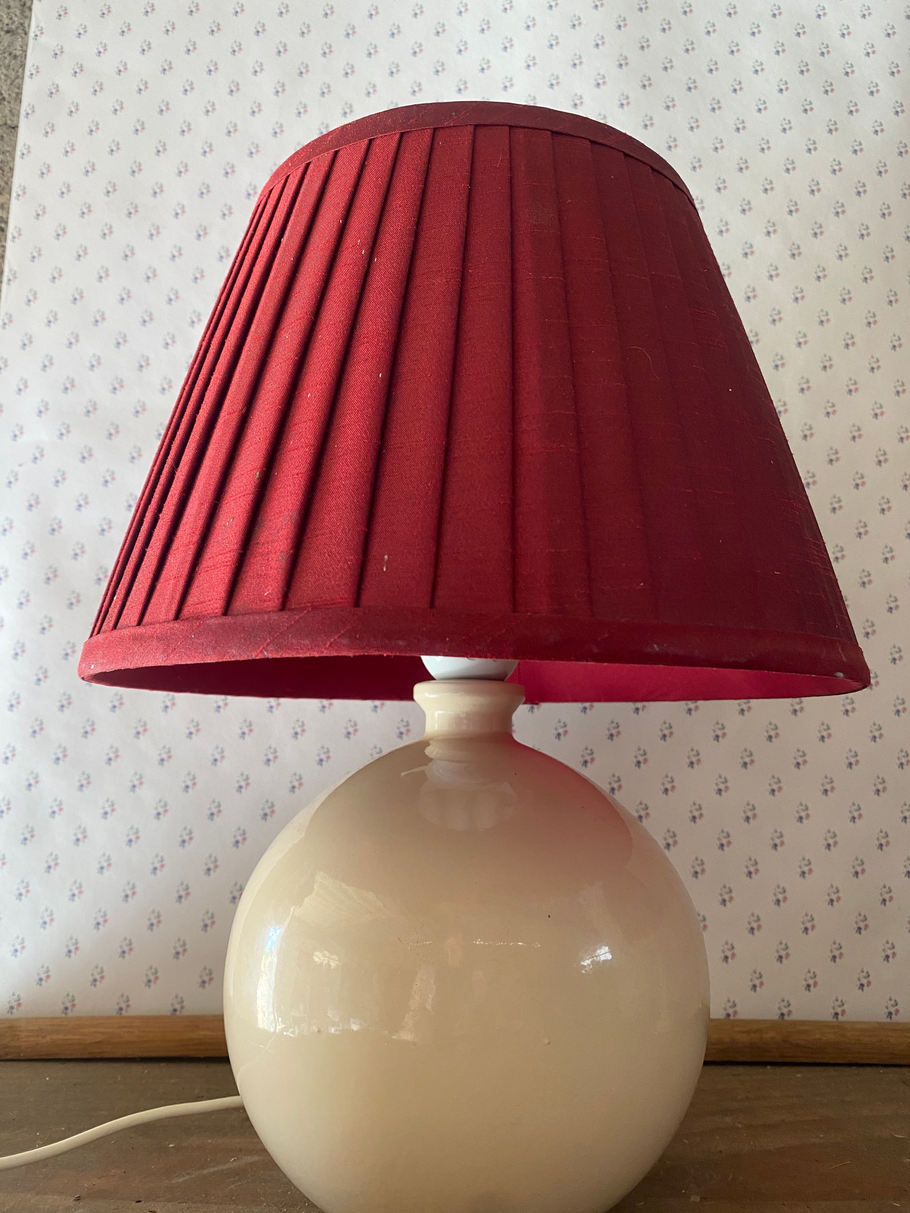 Lampe beige et rouge