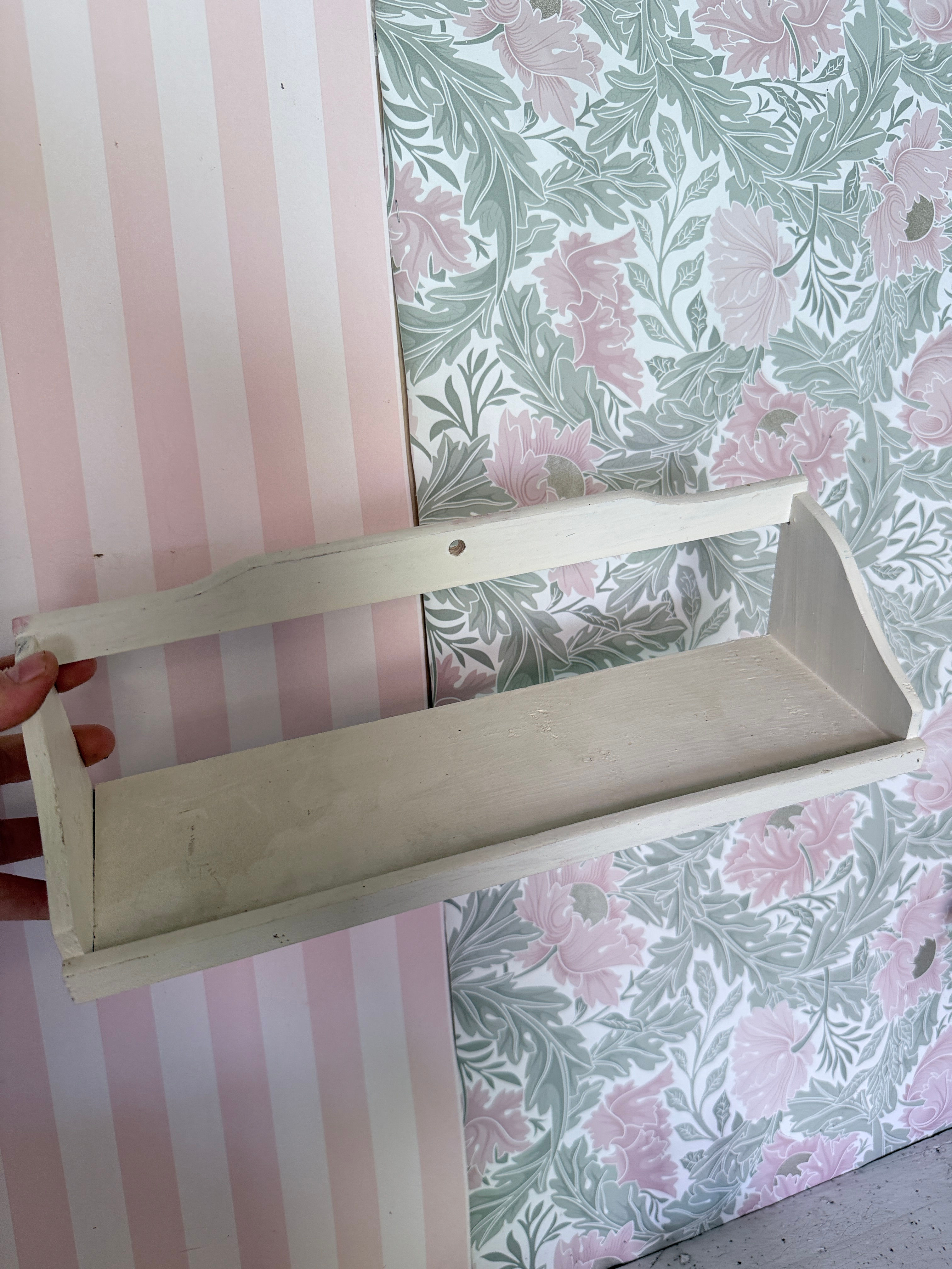 Petite étagère blanche