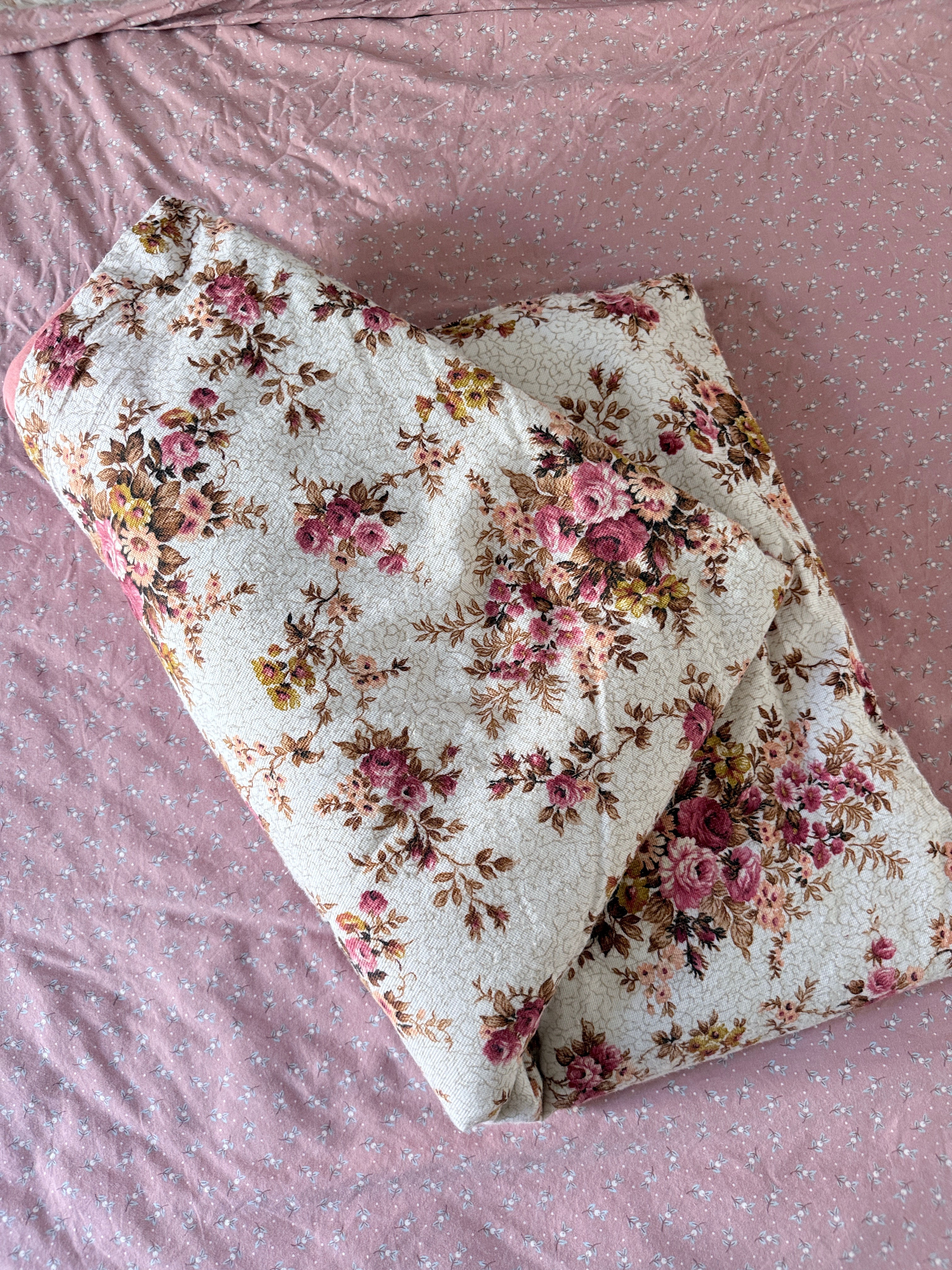 Dessus de lit fleuri