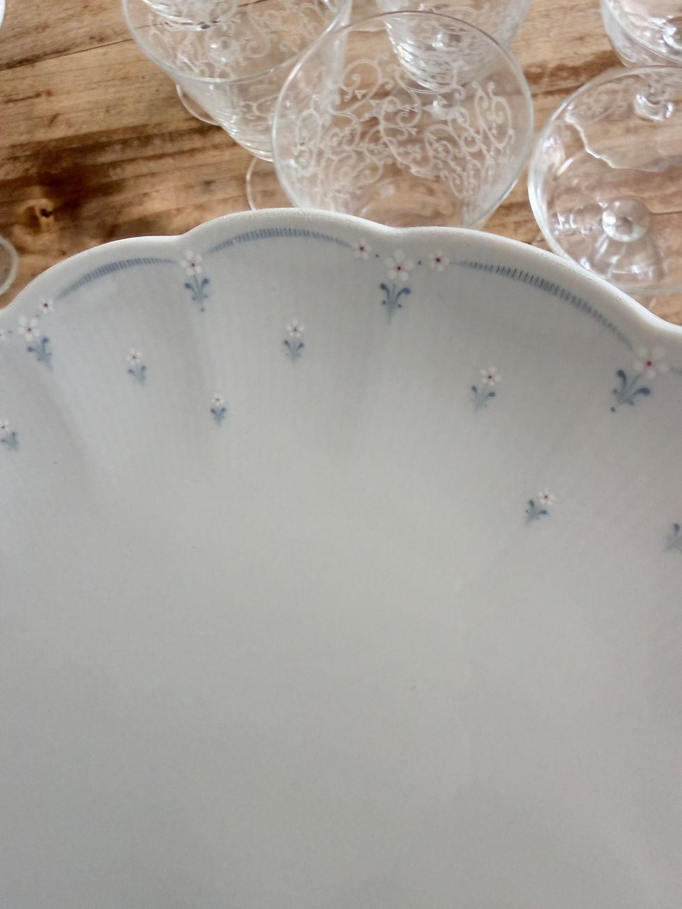 Thumbnail: Plat fleuri porcelaine