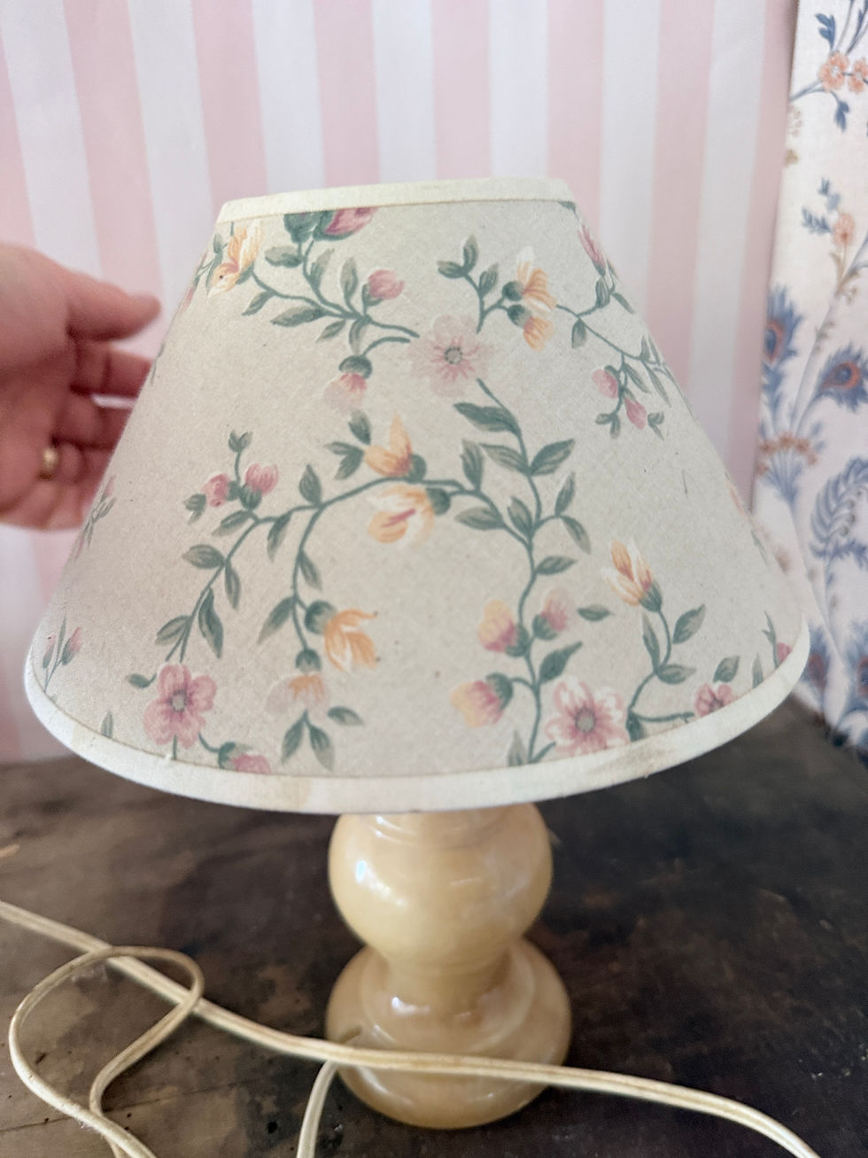 Thumbnail: Lampe de chevet fleurie