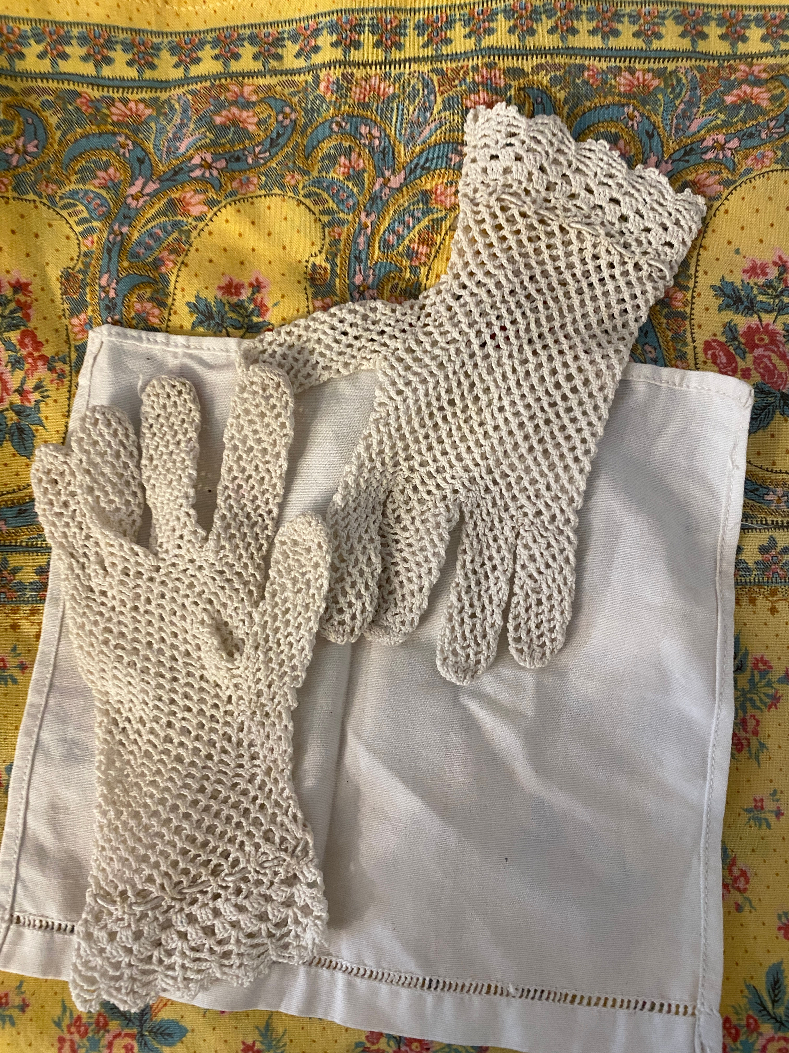 Paire de gants et un mouchoir