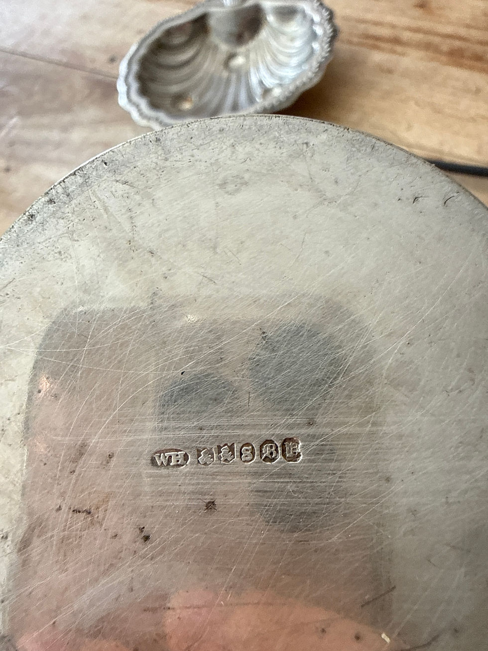 Thumbnail: Un gobelet en métal argenté