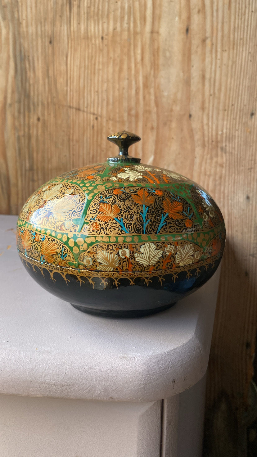 Boîte en carton peinte