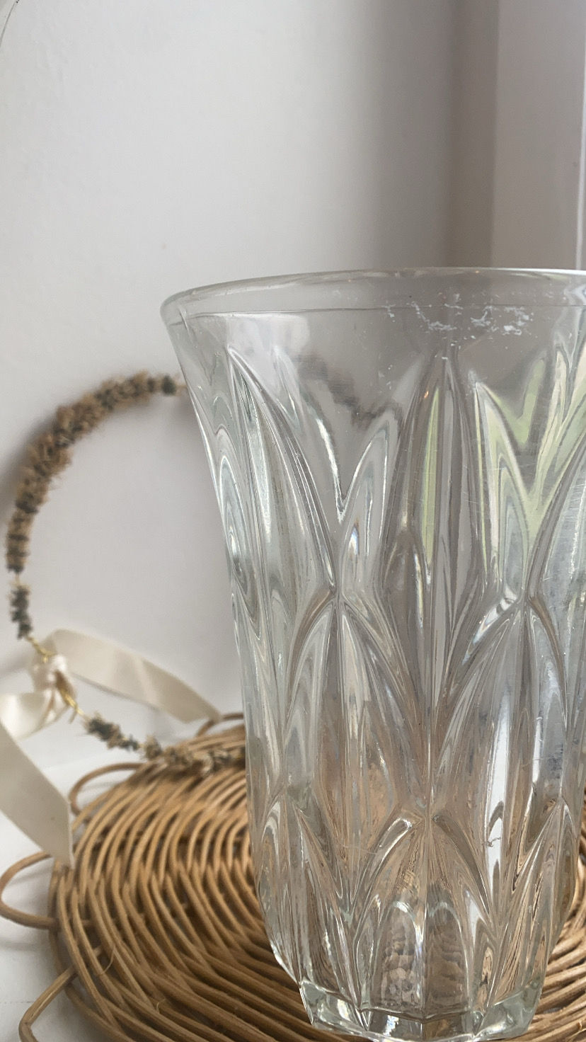 Thumbnail: Vases en verre ciselé