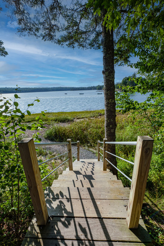 Steps down to waterfront