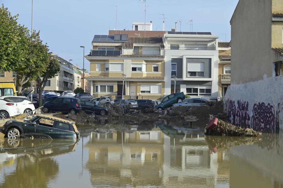 Edifici, automobili e una strada colpiti da un’alluvione, nell’immagine pubblicata dal JRC sulla resilienza ai rischi idrici.