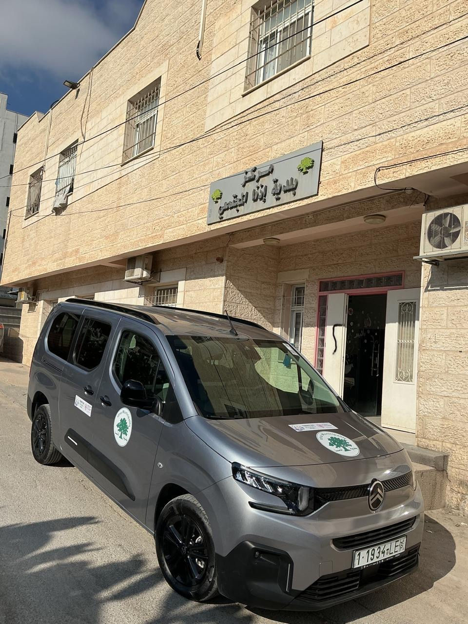 Il nuovo minivan del progetto Territori Uniti 2025 davanti al centro di Idhna