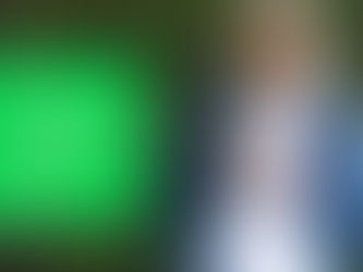 En kvinna som tittar på sin telefon