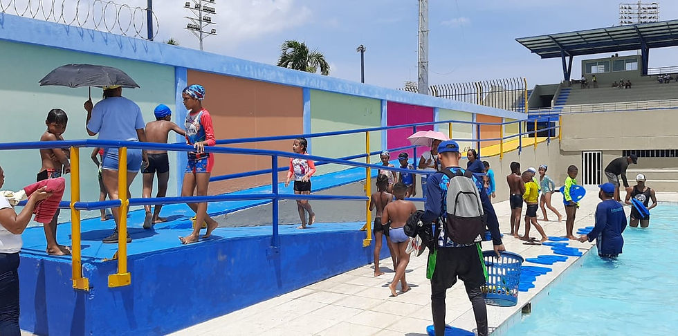 Niños formándose en una capacitación 